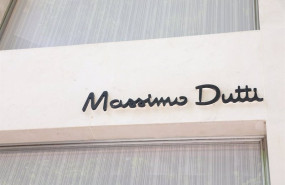 ep archivo   cartel de una tienda de massimo dutti