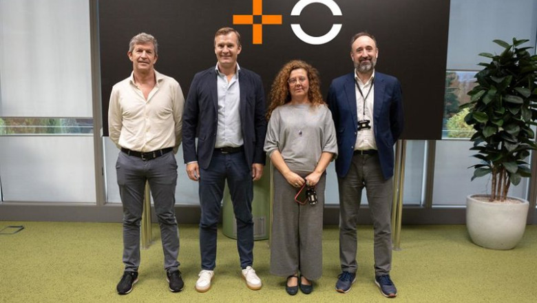 Archivo - De izquierda a derecha: Alfredo Mesa (UGT); el consejero delegado de MasOrange, Meinrad Spenger; Ramona Pineros (CCOO) y Antonio Pérez (Fetico), tras la firma del convenio colectivo en MasOrange, a 30 de octubre de 2025, en Madrid (España) | MASORANGE - Archivo ep archivo de izquierda a derecha alfredo mesa ugt el consejero delegado de masorange meinrad