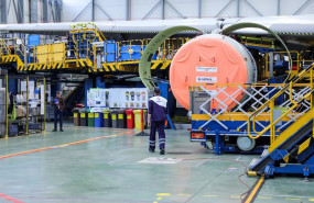 ep archivo   dos operarios de la compania airbus durante labores de mantenimiento a un avion de la