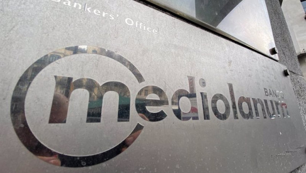 ep archivo   placa con el logotigo del banco mediolanum en la puerta de entrada de uno de sus