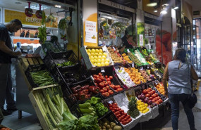 ep archivo   puesto de frutas y verduras en un mercado de abastos