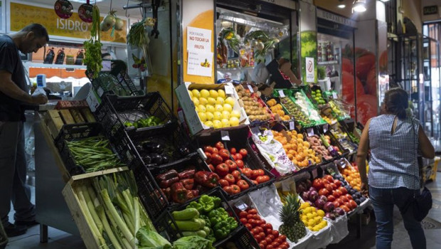 ep archivo   puesto de frutas y verduras en un mercado de abastos