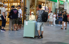 ep archivo   turistas con maletas por el centro de madrid