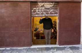 ep archivo   un autonomo echando el cierre de su negocio tras su jornada laboral