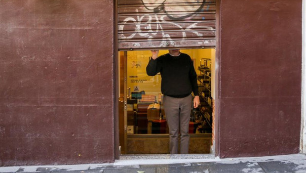 ep archivo   un autonomo echando el cierre de su negocio tras su jornada laboral