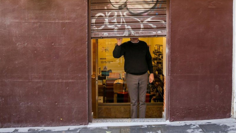ep archivo   un autonomo echando el cierre de su negocio tras su jornada laboral
