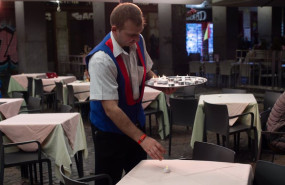 ep archivo   un camarero trabajando en una terraza de madrid 20250402090111