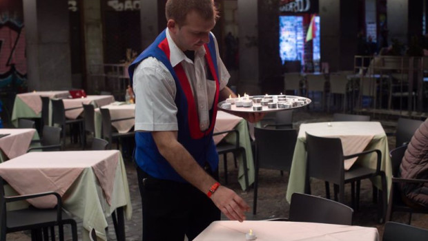 ep archivo   un camarero trabajando en una terraza de madrid 20250402090111
