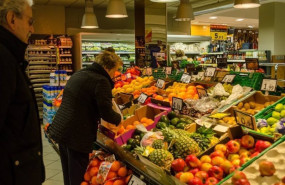 ep archivo   un consumidor en la fruteria de un supermercado