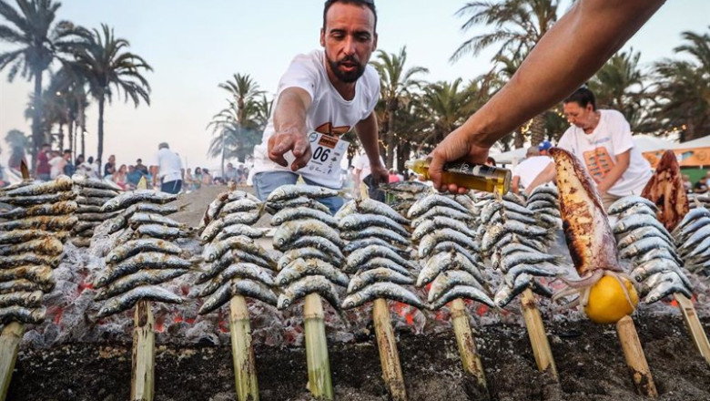 ep archivo un espetero ante una barca con espetos de sardinas ep archivo un espetero ante una barca con espetos de sardinas