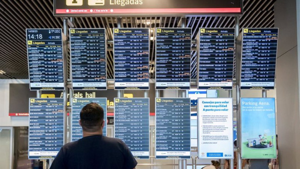ep archivo un hombre observa el panel de llegadas de vuelos en la terminal 1 del aeropuerto adolfo ep archivo un hombre observa el panel de llegadas de vuelos en la terminal 1 del aeropuerto adolfo