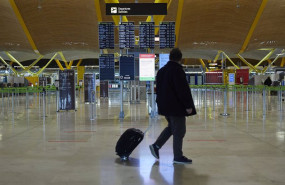 ep archivo   un pasajero camina por la terminal t4 del aeropuerto adolfo suarez madrid barajas
