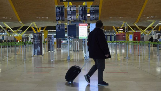 ep archivo   un pasajero camina por la terminal t4 del aeropuerto adolfo suarez madrid barajas
