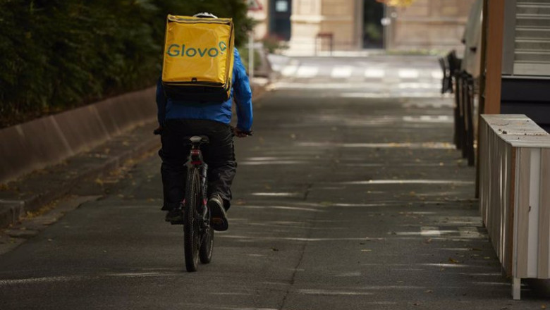 ep archivo un repartidor de glovo circula por una calle de pamplona en navarra ep archivo un repartidor de glovo circula por una calle de pamplona en navarra