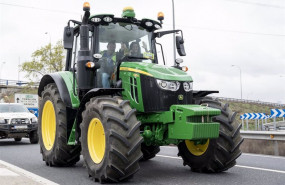 ep archivo   un tractor circula como protesta por la carretera m 404 desde titulcia a torrejon de la