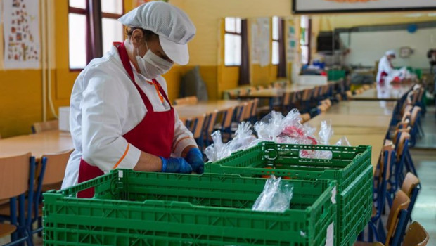 ep archivo   una empleada prepara la comida en el colegio