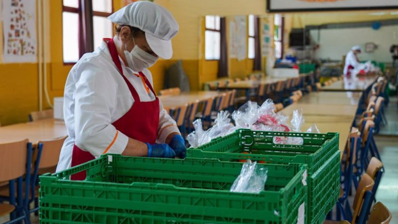 ep archivo   una empleada prepara la comida en el colegio