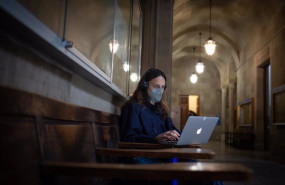 ep archivo   una mujer con un ordenador portatil en la facultad de filologia y comunicacion