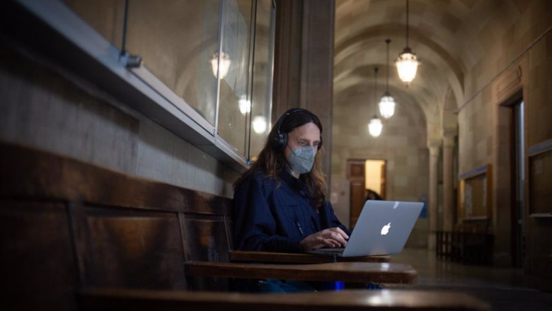 Archivo - Una mujer con un ordenador portátil en la Facultad de Filología y Comunicación Universidad de Barcelona, el edificio central de la Universidad de Barcelona, el primer día de clase presencial tras la Navidad, en la plaza Universitat. | David Zorrakino - Europa Press - Archivo ep archivo una mujer con un ordenador portatil en la facultad de filologia y comunicacion