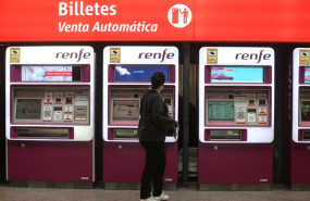 ep archivo   una mujer hace uso de las maquinas de venta automatica de renfe cercanias en la