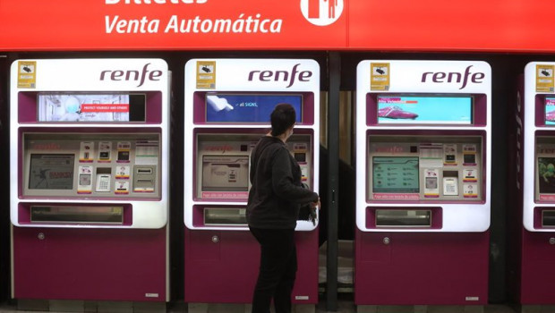 ep archivo   una mujer hace uso de las maquinas de venta automatica de renfe cercanias en la