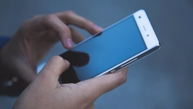 ep archivo   uno de cada dos espanoles pago con su movil en 2023 segun matercard