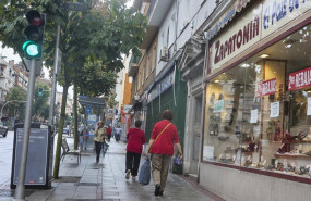 ep archivo   varias mujeres pasan por delante de una tienda