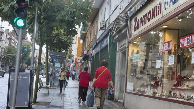 ep archivo   varias mujeres pasan por delante de una tienda
