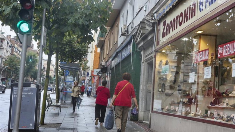 Archivo - Varias mujeres pasan por delante de una tienda | Jesús Hellín - Europa Press - Archivo ep archivo varias mujeres pasan por delante de una tienda