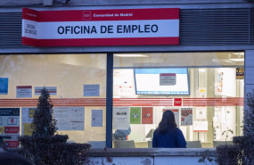 ep archivo   varias personas en la puerta de una oficina del sepe a 3 de enero de 2025 en madrid