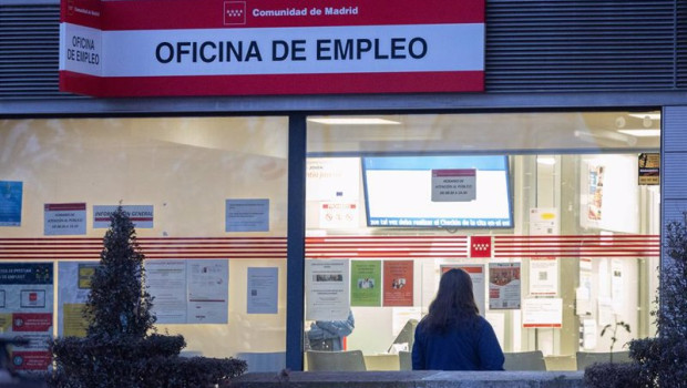 ep archivo   varias personas en la puerta de una oficina del sepe a 3 de enero de 2025 en madrid