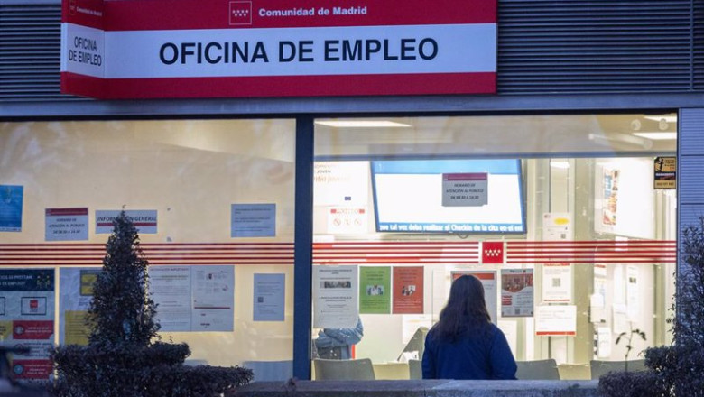 Archivo - Varias personas en la puerta de una oficina del SEPE, a 3 de enero de 2025, en Madrid (España). | Eduardo Parra - Europa Press - Archivo ep archivo varias personas en la puerta de una oficina del sepe a 3 de enero de 2025 en madrid