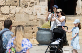 ep archivo   varios turistas en una calle de palma de mallorca a 16 de abril de 2024 en palma de