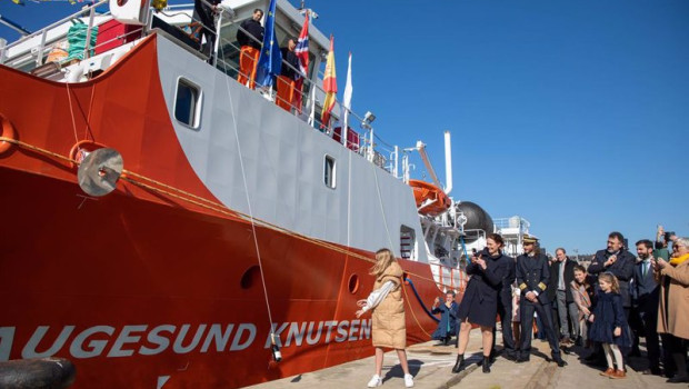 ep bautizo del primer barco de bunkering de gas natural licuado gnl en la planta de regasificacion