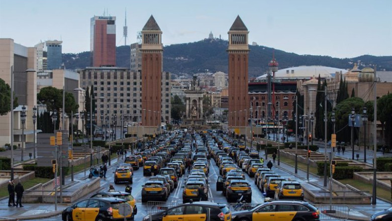 ep centenares de taxis durante una movilizacion convocada por elite taxi y stac en defensa de la ep centenares de taxis durante una movilizacion convocada por elite taxi y stac en defensa de la