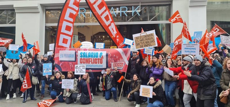 ep concentracion de trabajadores frente a una tienda de primark en gran via madrid ep concentracion de trabajadores frente a una tienda de primark en gran via madrid