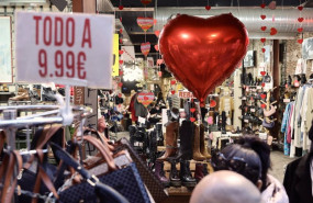 ep decoracion de san valentin en una tienda de ropa a 7 de febrero de 2022 en madrid espana con