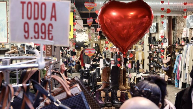 ep decoracion de san valentin en una tienda de ropa a 7 de febrero de 2022 en madrid espana con