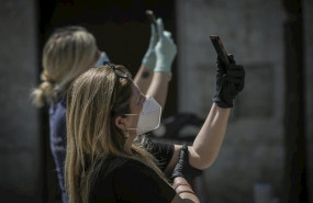 ep dos personas protegidas con mascarillas y guantes en sevilla graban con sus moviles durante el