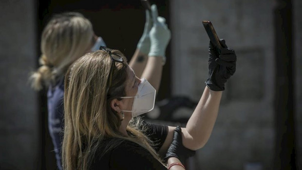 ep dos personas protegidas con mascarillas y guantes en sevilla graban con sus moviles durante el