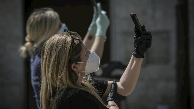 ep dos personas protegidas con mascarillas y guantes en sevilla graban con sus moviles durante el ep dos personas protegidas con mascarillas y guantes en sevilla graban con sus moviles durante el
