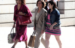 ep el equipo negociador del psoe formado por i-d la ministra de hacienda en funciones maria jesus
