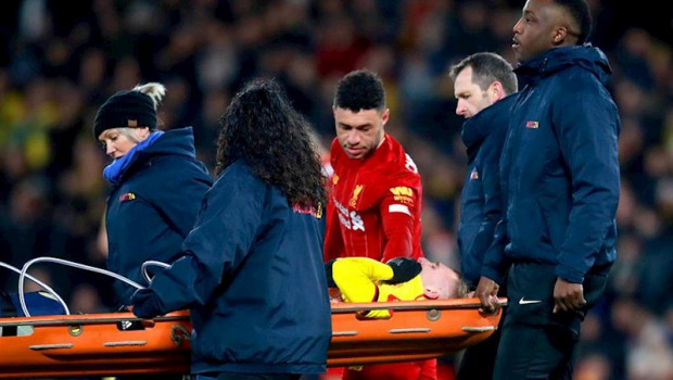 ep el jugador del liverpool alex oxlade-chamberlain anima al futbolista espanol del watford gerard
