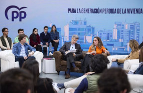 ep el presidente del partido popular alberto nunez feijoo c durante una reunion con representantes