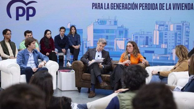 ep el presidente del partido popular alberto nunez feijoo c durante una reunion con representantes