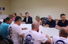 ep el secretario xeral del psdeg jose ramon gomez besteiro con miembros del comite de alcoa