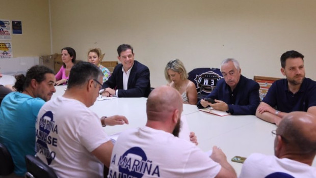 ep el secretario xeral del psdeg jose ramon gomez besteiro con miembros del comite de alcoa