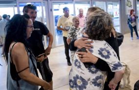 ep familiares reciben a una de los turistas atrapados en etiopia al aeropuerto adolfo suarez ep familiares reciben a una de los turistas atrapados en etiopia al aeropuerto adolfo suarez