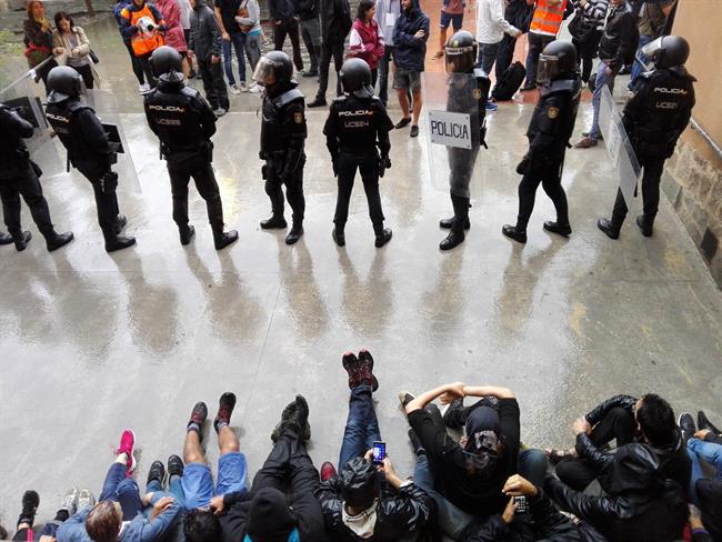 Guardia Civil y Policía Nacional requisan urnas del 1-O (imagen recurso). | EUROPA PRESS ep guardia civilpolicia nacional requisan urnasreferendum1-o recurso 20171002134002
