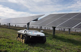 ep iberdrola trabaja en la planta fotovoltaica de villarino con un robot de inspeccion autonoma ep iberdrola trabaja en la planta fotovoltaica de villarino con un robot de inspeccion autonoma